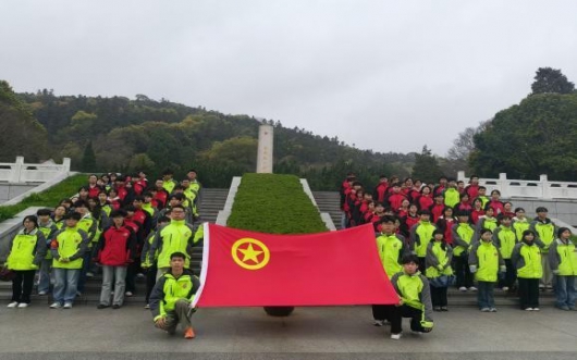 清明追思承忠魂  ——我校开展清明节祭扫系列活动